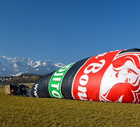 Der Korb ist gekippt und der Ballon liegt in der Windrichtung.